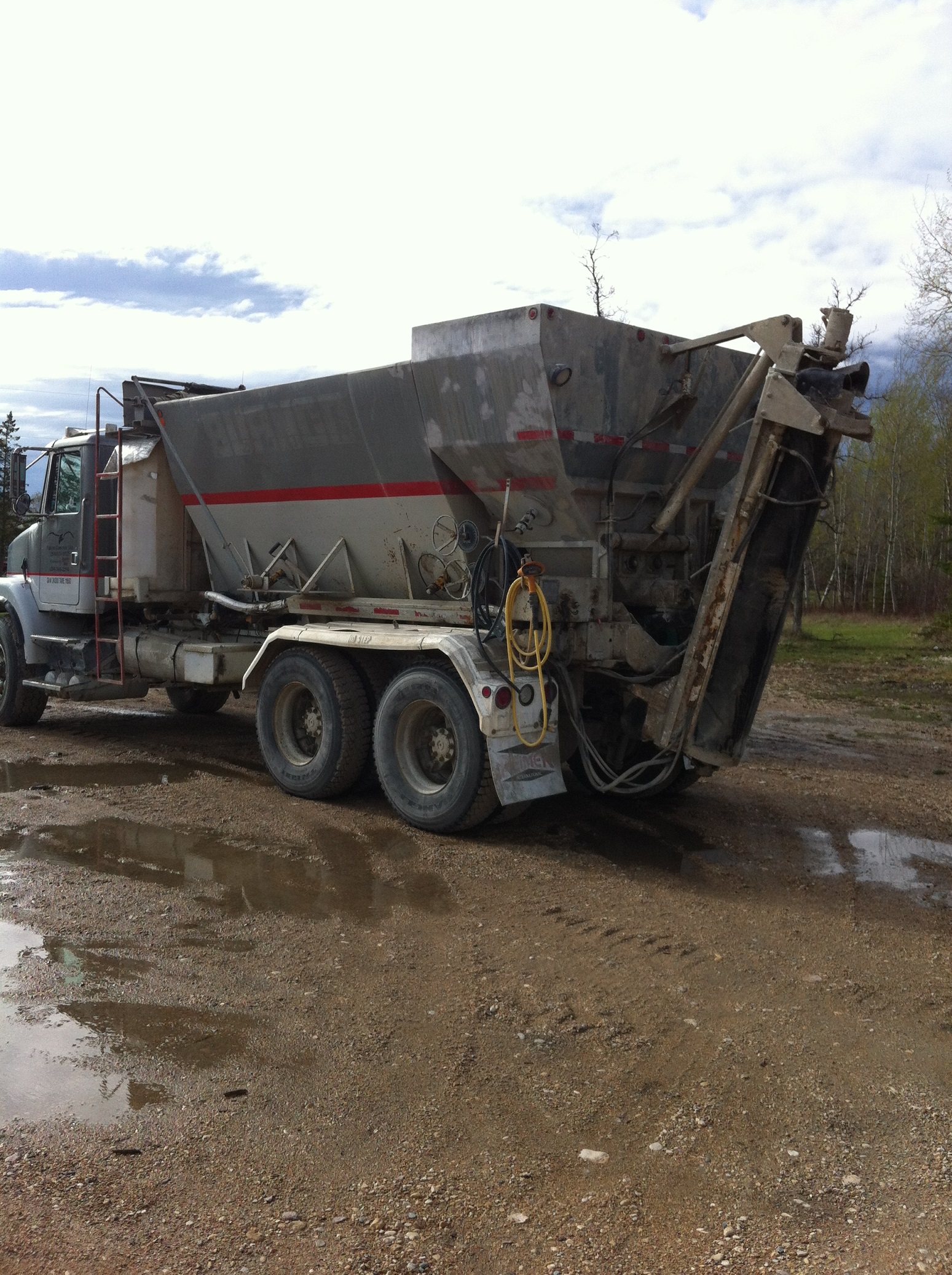 Ready-mxied concrete mixing truck
