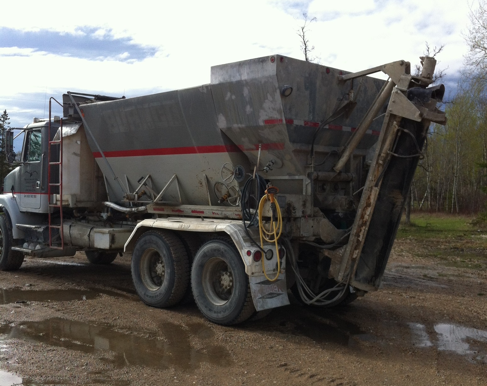 Ready-mxied concrete mixing truck