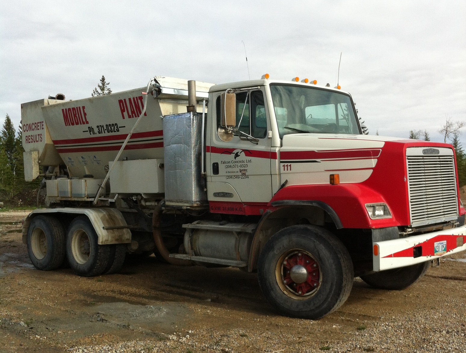 Volumetric concrete mixing truck